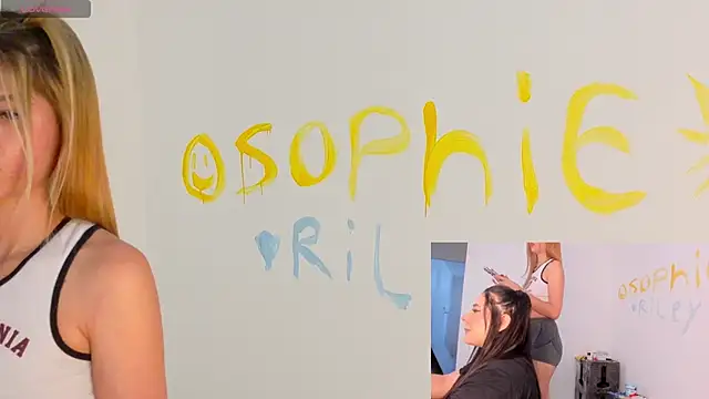 Snapshot of SophieCurves chatting on 10.18.25 SophieCurves online show from 10.18.25