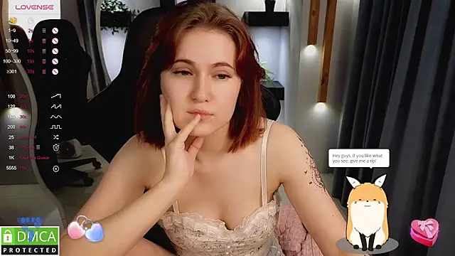 Snapshot of Roxy_foxi chatting on 10.23.25 Roxy foxi online show from 10.23.25