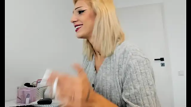 Snapshot of crystalxx18 chatting on 10.06.25 crystalxx18 online show from 10.06.25