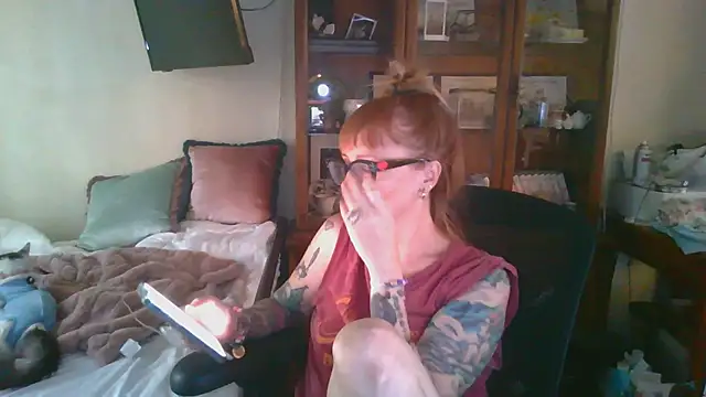 Snapshot of vintagelorraine chatting on 10.05.25 vintagelorraine online show from 10.05.25
