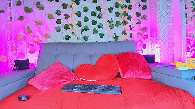 Snapshot of collet_1 chatting on 09.15.25 collet 1 online show from 09.15.25