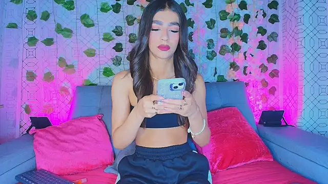 Snapshot of collet_1 chatting on 09.28.25 collet 1 online show from 09.28.25