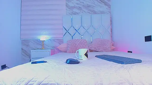 Snapshot of collet_1 chatting on 10.30.25 collet 1 online show from 10.30.25