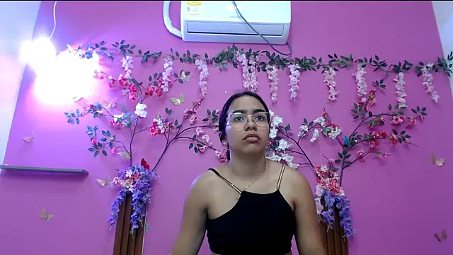 Snapshot of skinnysofia18 chatting on 04.24.26 skinnysofia18 online show from 04.24.26