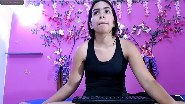Snapshot of skinnysofia18 chatting on 06.24.26 skinnysofia18 online show from 06.24.26