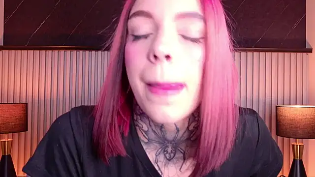 Snapshot of Meganreed_ chatting on 07.18.26 Meganreed online show from 07.18.26
