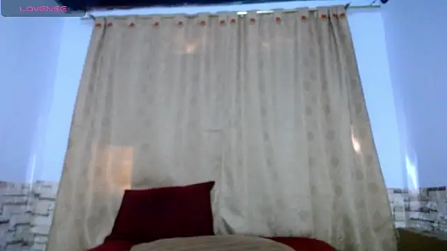 Snapshot of DaraKat18 chatting on 10.30.25 DaraKat18 online show from 10.30.25