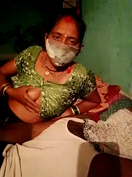 Snapshot of CUTE-004 chatting on 10.01.25 CUTE-004 online show from 10.01.25