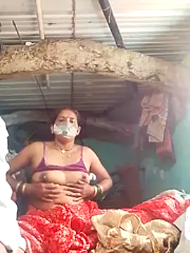 Snapshot of CUTE-004 chatting on 10.23.25 CUTE-004 online show from 10.23.25