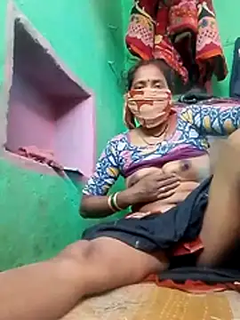 Snapshot of CUTE-004 chatting on 11.07.25 CUTE-004 online show from 11.07.25