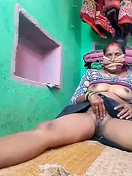 Snapshot of CUTE-004 chatting on 11.08.25 CUTE-004 online show from 11.08.25