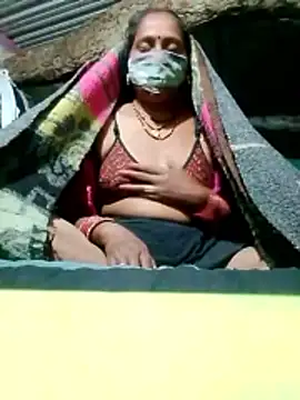 Snapshot of CUTE-004 chatting on 11.12.25 CUTE-004 online show from 11.12.25