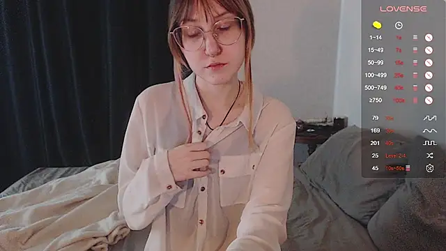 Snapshot of ohmycheryl chatting on 11.17.25 ohmycheryl online show from 11.17.25