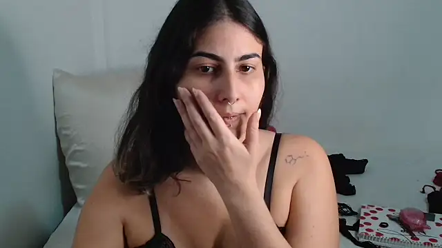 Snapshot of ApenasLys chatting on 10.15.25 ApenasLys online show from 10.15.25