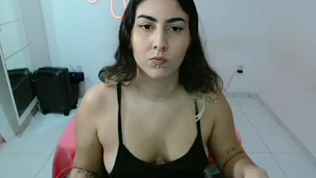 Snapshot of ApenasLys chatting on 11.08.25 ApenasLys online show from 11.08.25