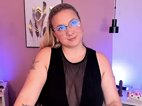 hollie joliie online show from 10.07.25