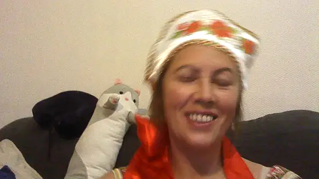 Snapshot of Loxiva chatting on 11.04.25 Loxiva online show from 11.04.25