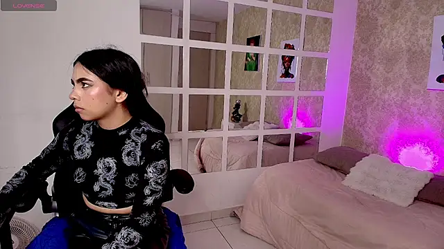 Snapshot of violerr_01 chatting on 10.26.25 violerr 01 online show from 10.26.25