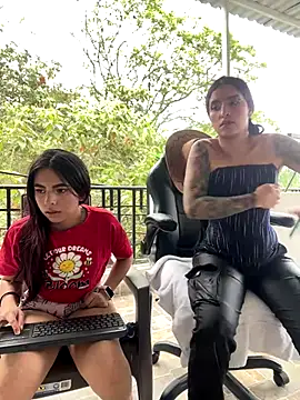 Snapshot of violerr_01 chatting on 10.29.25 violerr 01 online show from 10.29.25