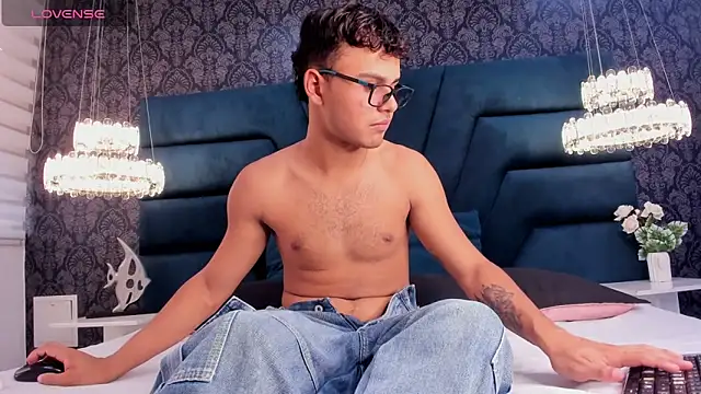 Tthiago cruz online show from 11.03.25