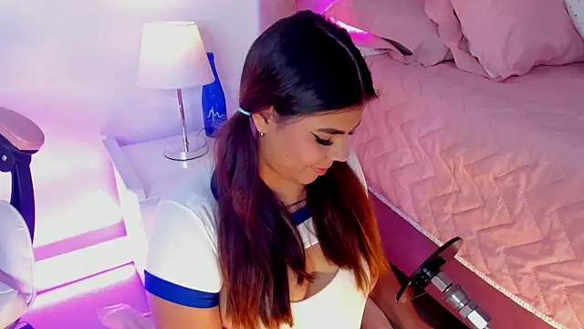 Snapshot of AliceThundeer chatting on 10.02.25 AliceThundeer online show from 10.02.25