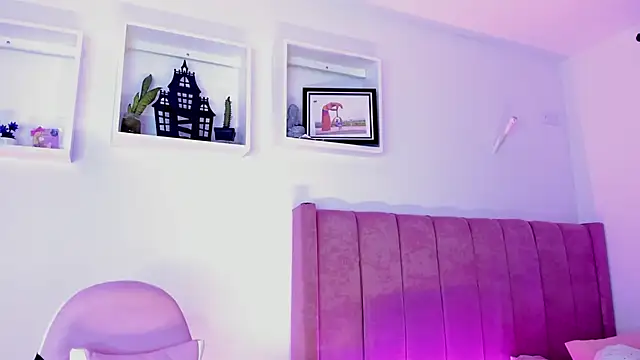 Snapshot of AliceThundeer chatting on 10.16.25 AliceThundeer online show from 10.16.25