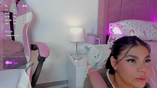 Snapshot of AliceThundeer chatting on 10.26.25 AliceThundeer online show from 10.26.25