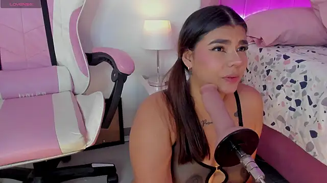 Snapshot of AliceThundeer chatting on 11.02.25 AliceThundeer online show from 11.02.25