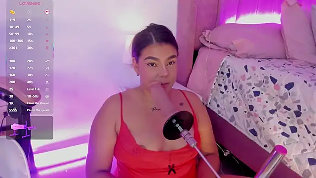 Snapshot of AliceThundeer chatting on 11.05.25 AliceThundeer online show from 11.05.25