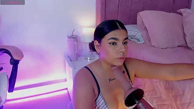 Snapshot of AliceThundeer chatting on 11.12.25 AliceThundeer online show from 11.12.25