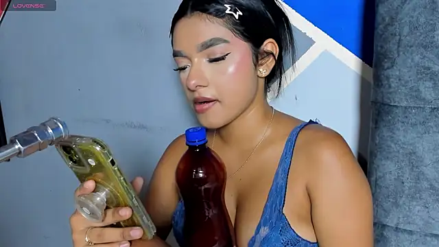 Snapshot of lau-hot chatting on 12.17.25 lau-hot online show from 12.17.25