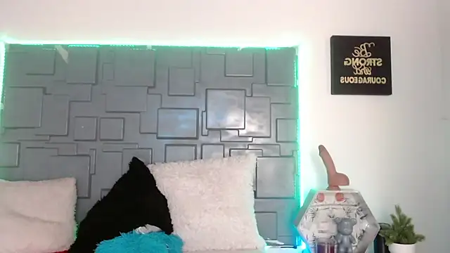 Trinity Knox online show from 10.06.25