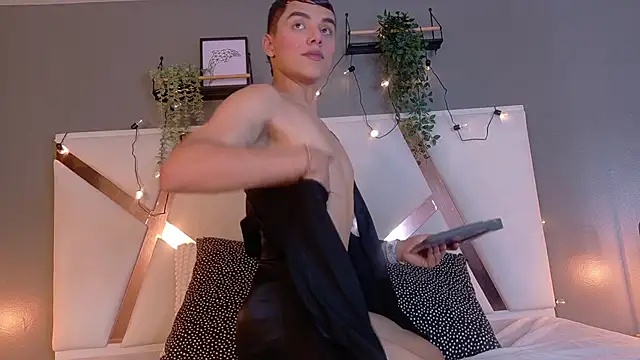 Snapshot of AAronBaker_ chatting on 10.08.25 AAronBaker online show from 10.08.25