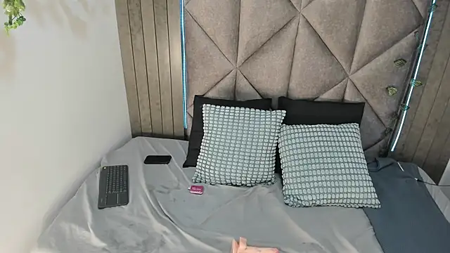 Snapshot of AAronBaker_ chatting on 10.11.25 AAronBaker online show from 10.11.25