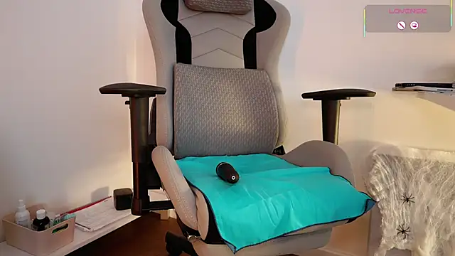 Snapshot of GingerAleMILF chatting on 10.21.25 GingerAleMILF online show from 10.21.25