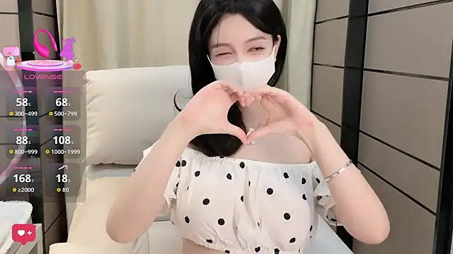 Snapshot of _Ling_Ling chatting on 10.08.25 Ling Ling online show from 10.08.25