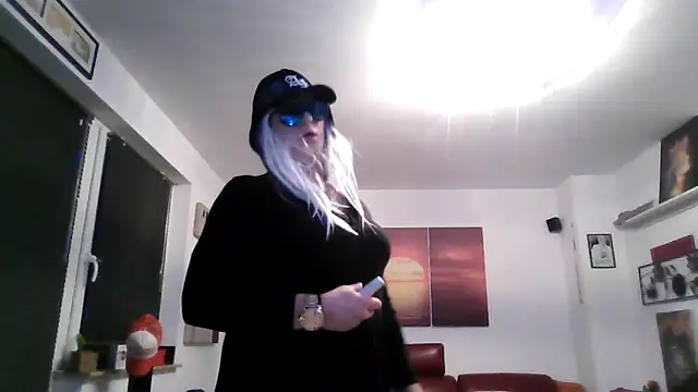 Snapshot of hellgirl1980 chatting on 09.30.25 hellgirl1980 online show from 09.30.25