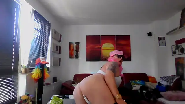 Snapshot of hellgirl1980 chatting on 10.02.25 hellgirl1980 online show from 10.02.25