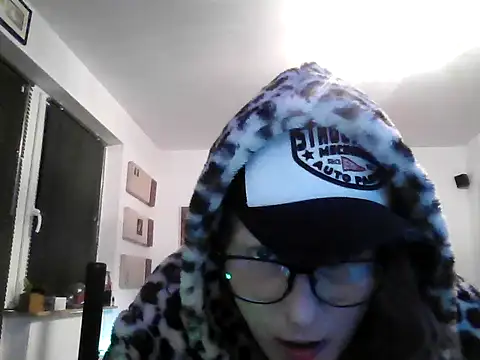 Snapshot of hellgirl1980 chatting on 10.10.25 hellgirl1980 online show from 10.10.25