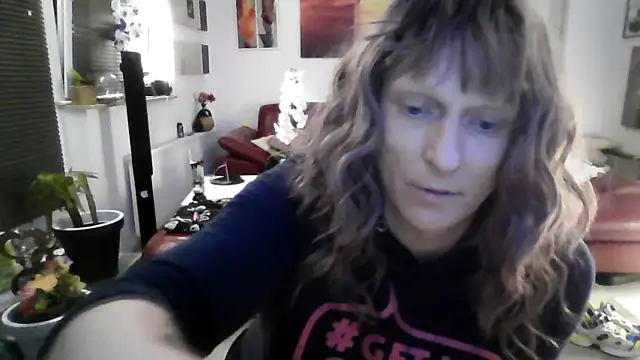 Snapshot of hellgirl1980 chatting on 10.15.25 hellgirl1980 online show from 10.15.25