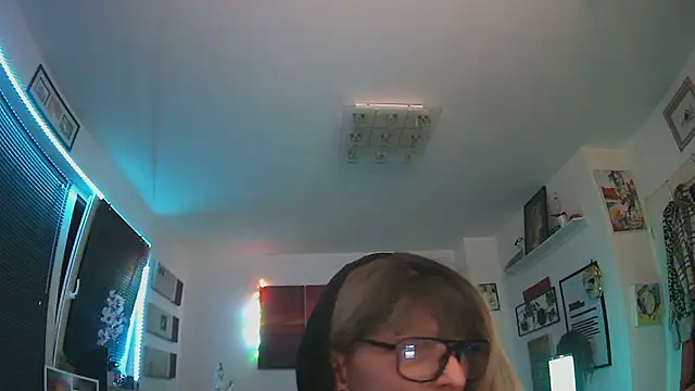 Snapshot of hellgirl1980 chatting on 10.19.25 hellgirl1980 online show from 10.19.25