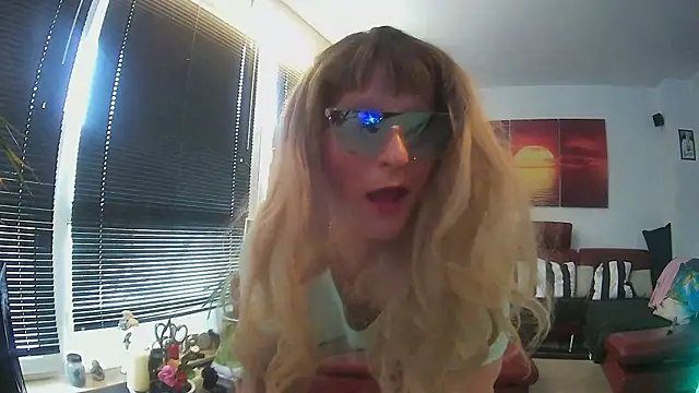 Snapshot of hellgirl1980 chatting on 10.20.25 hellgirl1980 online show from 10.20.25