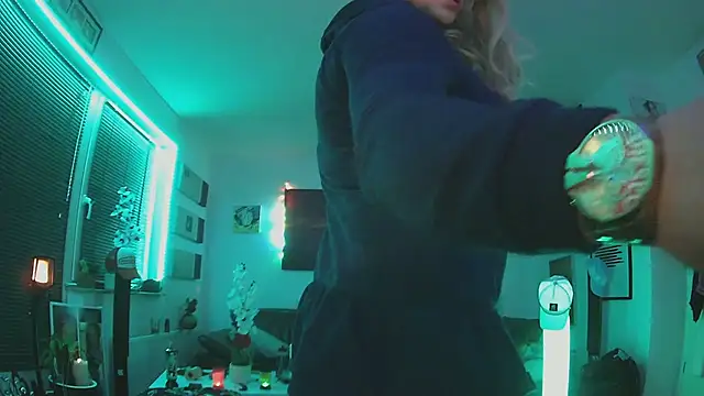 Snapshot of hellgirl1980 chatting on 10.22.25 hellgirl1980 online show from 10.22.25