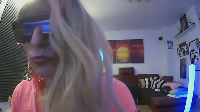 Snapshot of hellgirl1980 chatting on 10.28.25 hellgirl1980 online show from 10.28.25