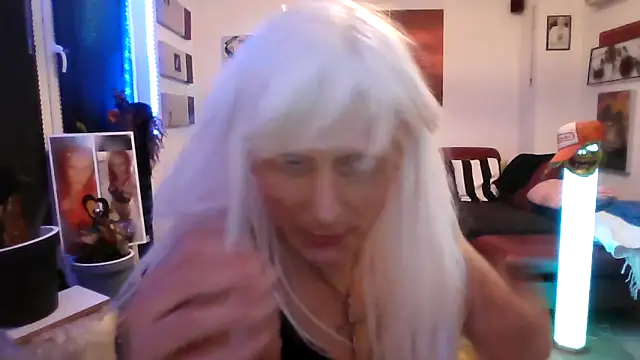 Snapshot of hellgirl1980 chatting on 10.31.25 hellgirl1980 online show from 10.31.25