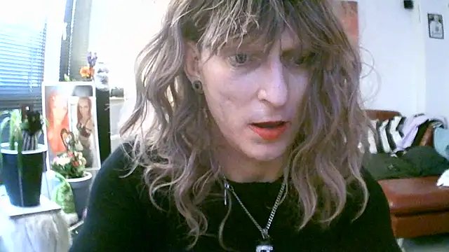 Snapshot of hellgirl1980 chatting on 11.01.25 hellgirl1980 online show from 11.01.25