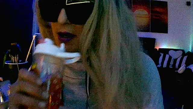 Snapshot of hellgirl1980 chatting on 11.04.25 hellgirl1980 online show from 11.04.25