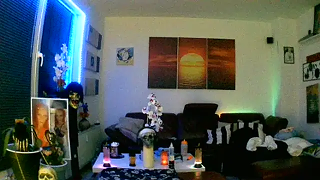 Snapshot of hellgirl1980 chatting on 11.05.25 hellgirl1980 online show from 11.05.25