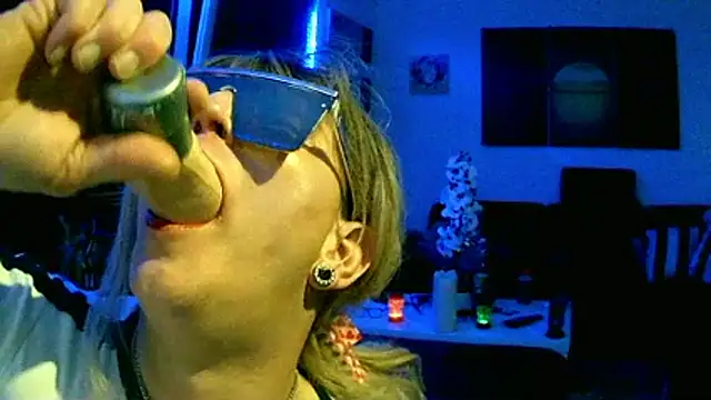 Snapshot of hellgirl1980 chatting on 11.11.25 hellgirl1980 online show from 11.11.25