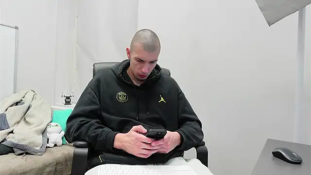 Snapshot of Ryan_Dozer chatting on 11.01.25 Ryan Dozer online show from 11.01.25